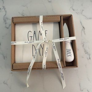 Rae Dunn Game Day Snack Plate w Knife.  NWOT.  Plate: 6 in.